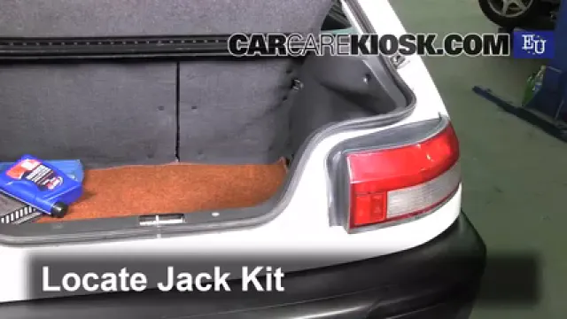 1991 Mazda 323 BG-series 1.3L 4 Cyl. Pneus et roues Changer un pneu crevé